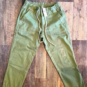 New with Tags American Eagle Stretch Tomgirl Utility Jogger size 6